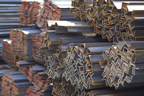 Metal profil açısı depodaki paketlerine metal ürünleri, Rusya Federasyonu