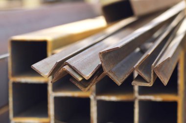 Metal profil açısı depodaki paketlerine metal ürünleri, Rusya Federasyonu