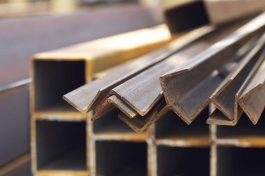 Metal profil açısı depodaki paketlerine metal ürünleri, Rusya Federasyonu