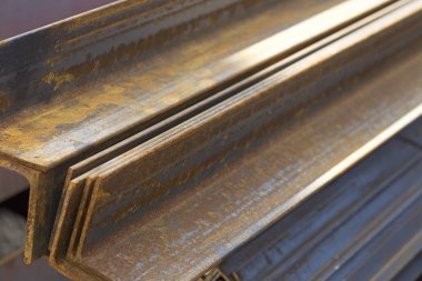 Metal profil açısı depodaki paketlerine metal ürünleri, Rusya Federasyonu