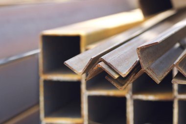 Metal profil açısı depodaki paketlerine metal ürünleri, Rusya Federasyonu