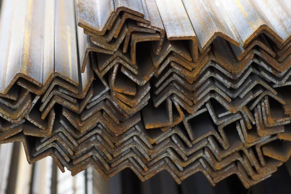 Metal profil açısı depodaki paketlerine metal ürünleri, Rusya Federasyonu