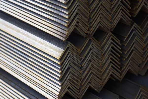 Metal profil açısı metal ürünlerin depodaki paketlerinde