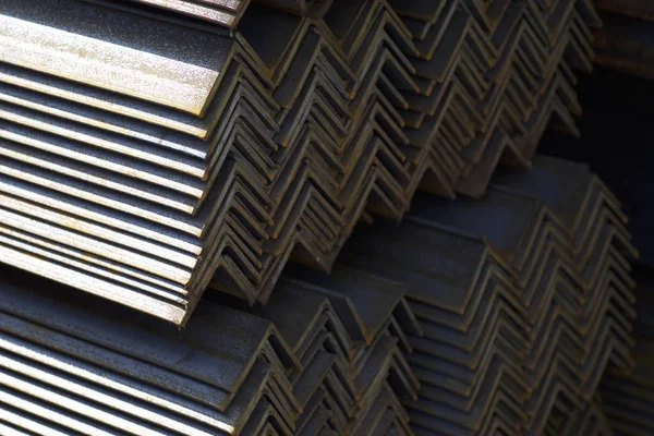 Metal profil açısı depodaki paketlerine metal ürünleri, Rusya Federasyonu