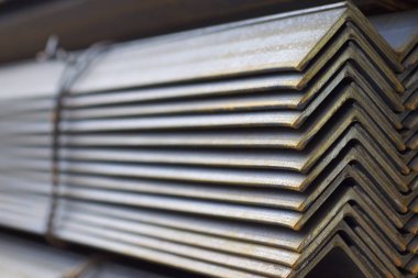 Metal profil açısı depodaki paketlerine metal ürünleri, Rusya Federasyonu