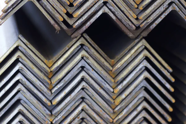 Metal profil açısı metal ürünlerin depodaki paketlerinde