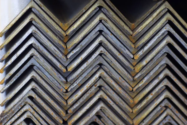 金属製品の倉庫でパックで金属のプロファイル角度 — ストック写真