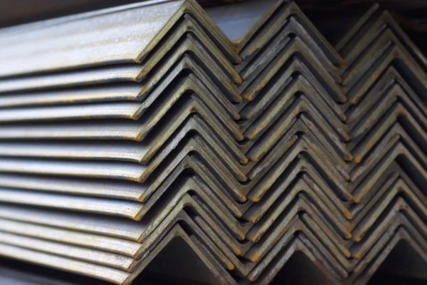 金属製品の倉庫でパックで金属のプロファイル角度 — ストック写真