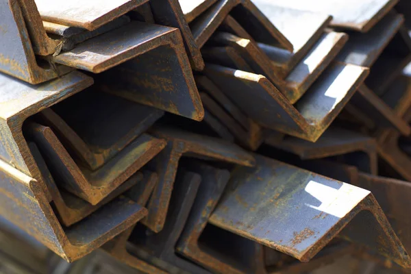 Metal profil açısı depodaki paketlerine metal ürünleri, Rusya Federasyonu