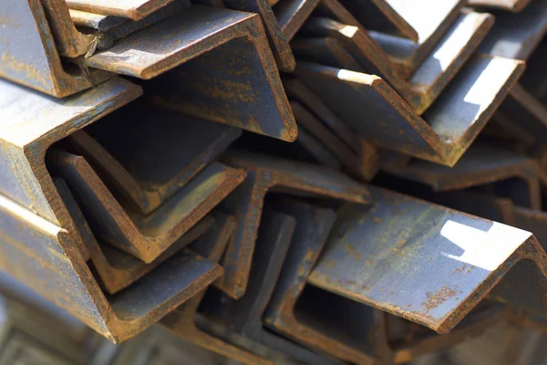 Metal profil açısı depodaki paketlerine metal ürünleri, Rusya Federasyonu