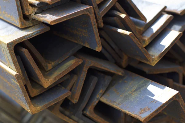 Metal profil açısı depodaki paketlerine metal ürünleri, Rusya Federasyonu