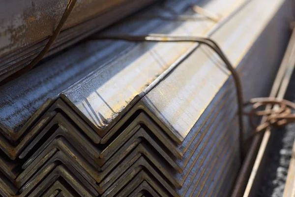 Metal profil açısı depodaki paketlerine metal ürünleri, Rusya Federasyonu