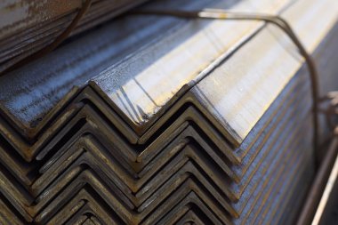 Metal profil açısı depodaki paketlerine metal ürünleri, Rusya Federasyonu