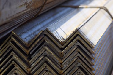 Metal profil açısı depodaki paketlerine metal ürünleri, Rusya Federasyonu