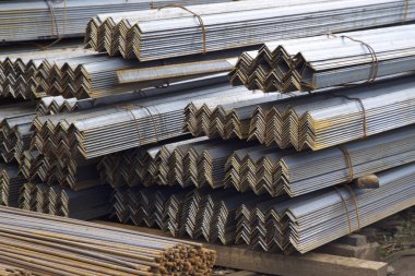 Metal profil açısı depodaki paketlerine metal ürünleri, Rusya Federasyonu