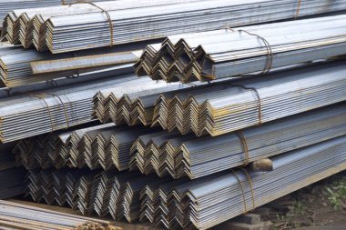 Metal profil açısı metal ürünlerin depodaki paketlerinde