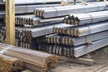 Metal profil açısı depodaki paketlerine metal ürünleri, Rusya Federasyonu