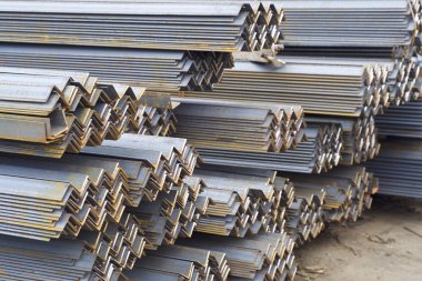 Metal profil açısı depodaki paketlerine metal ürünleri, Rusya Federasyonu