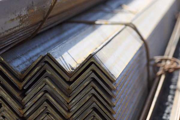 Metal profil açısı depodaki paketlerine metal ürünleri, Rusya Federasyonu