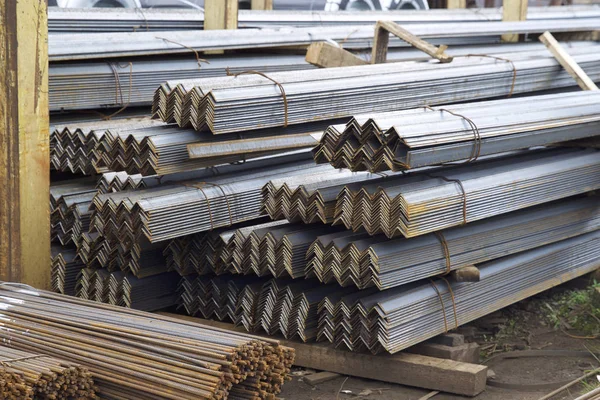 Metal profil açısı depodaki paketlerine metal ürünleri, Rusya Federasyonu