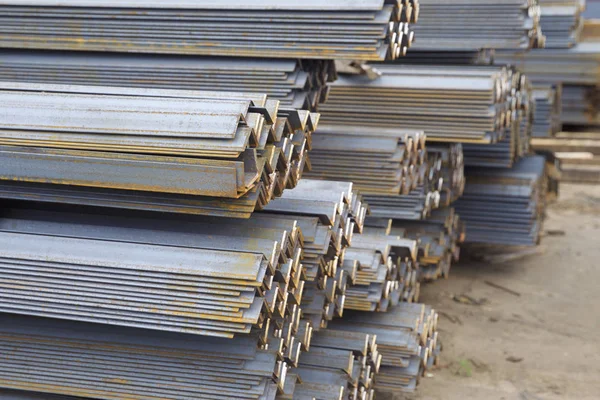 Metal profil açısı depodaki paketlerine metal ürünleri, Rusya Federasyonu