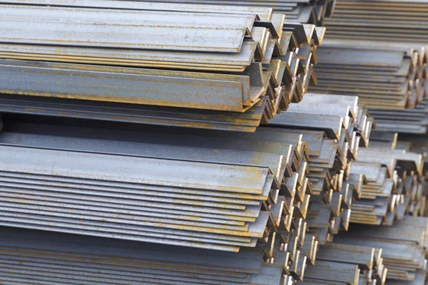 Metal profil açısı depodaki paketlerine metal ürünleri, Rusya Federasyonu