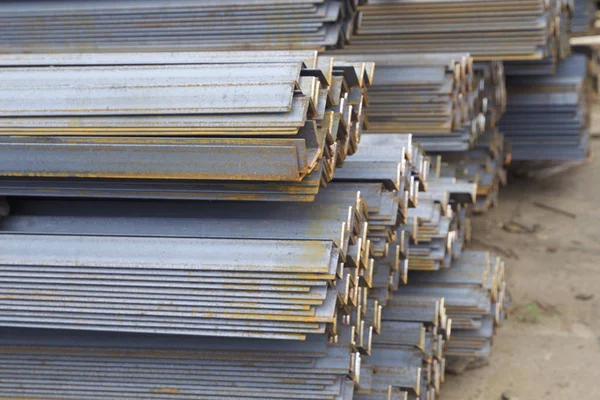 Metal profil açısı depodaki paketlerine metal ürünleri, Rusya Federasyonu