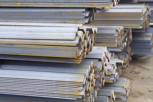 Metal profil açısı depodaki paketlerine metal ürünleri, Rusya Federasyonu