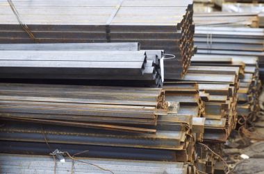 Metal profil açısı depodaki paketlerine metal ürünleri, Rusya Federasyonu