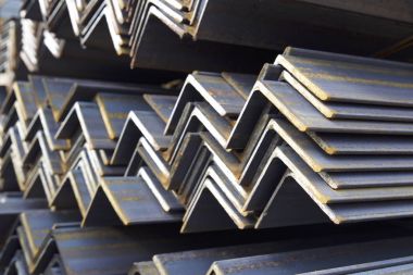 Metal profil açısı metal ürünlerin depodaki paketlerinde
