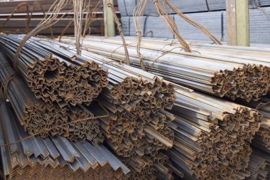 Metal profil açısı depodaki paketlerine metal ürünleri, Rusya Federasyonu