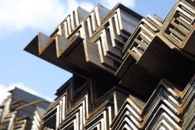 Metal profil açısı depodaki paketlerine metal ürünleri, Rusya Federasyonu