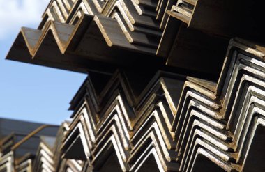 Metal profil açısı depodaki paketlerine metal ürünleri, Rusya Federasyonu