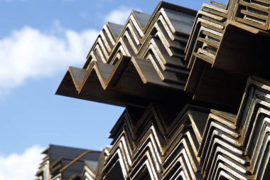 Metal profil açısı depodaki paketlerine metal ürünleri, Rusya Federasyonu