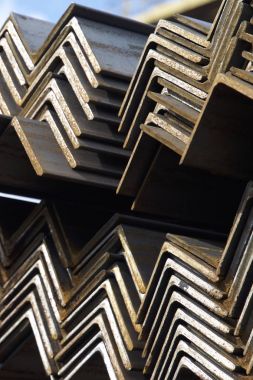 Metal profil açısı depodaki paketlerine metal ürünleri, Rusya Federasyonu