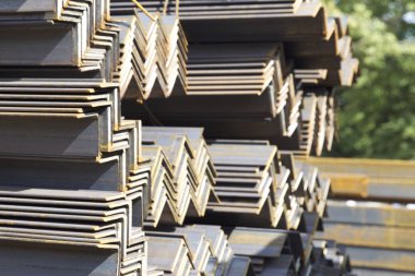 Metal profil açısı depodaki paketlerine metal ürünleri, Rusya Federasyonu