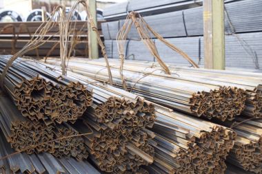 Metal profil açısı depodaki paketlerine metal ürünleri, Rusya Federasyonu
