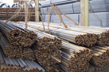 Metal profil açısı metal ürünlerin depodaki paketlerinde