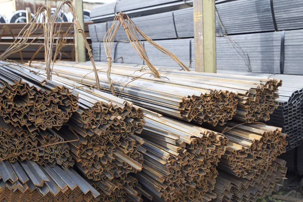 Metal profil açısı depodaki paketlerine metal ürünleri, Rusya Federasyonu