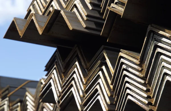 Metal profil açısı depodaki paketlerine metal ürünleri, Rusya Federasyonu