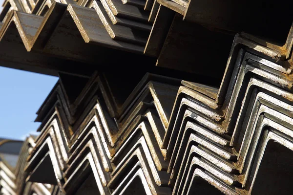 Metal profil açısı depodaki paketlerine metal ürünleri, Rusya Federasyonu