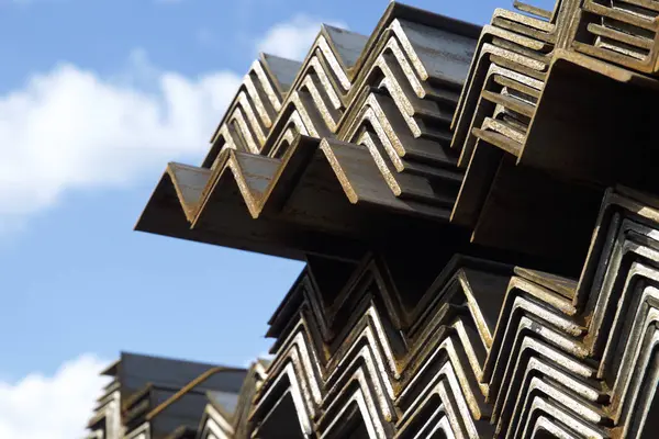 Metal profil açısı depodaki paketlerine metal ürünleri, Rusya Federasyonu