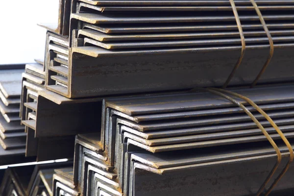 Metal profil açısı depodaki paketlerine metal ürünleri, Rusya Federasyonu