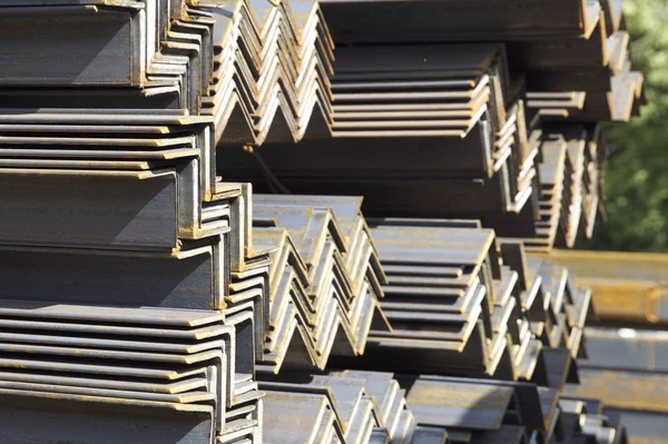 Metal profil açısı depodaki paketlerine metal ürünleri, Rusya Federasyonu