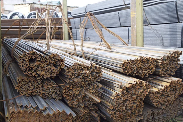 Metal profil açısı depodaki paketlerine metal ürünleri, Rusya Federasyonu