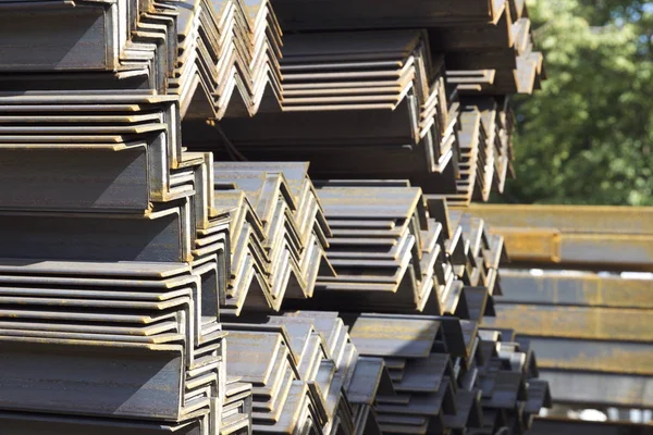 Metal profil açısı metal ürünlerin depodaki paketlerinde