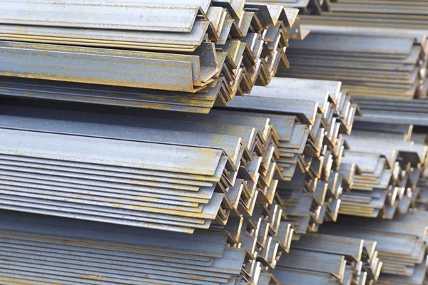 Metal profil açısı metal ürünlerin depodaki paketlerinde