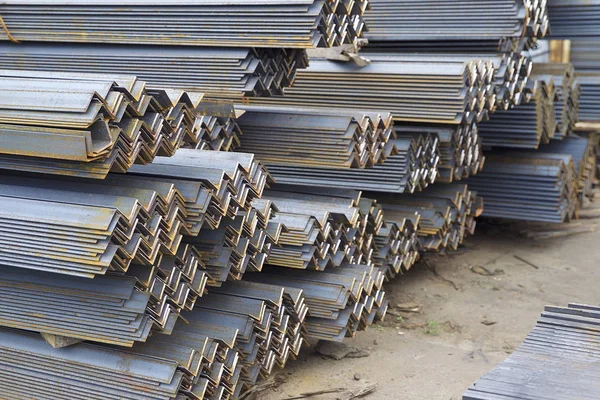 Metal profil açısı depodaki paketlerine metal ürünleri, Rusya Federasyonu