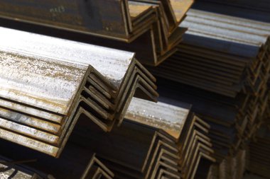 Metal profil açısı depodaki paketlerine metal ürünleri, Rusya Federasyonu