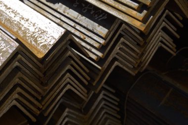 Metal profil açısı depodaki paketlerine metal ürünleri, Rusya Federasyonu